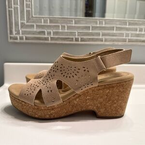 Women's Shoes Clarks suede Cork Platform Giselle Bay Wedges Sand SZ 10